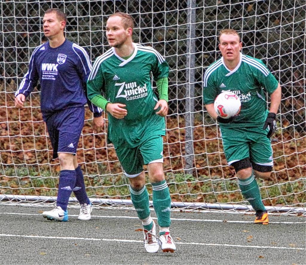 Signal zur zwischenzeitlichen Aufholjagd: Iptingens Sascha Burger (re., mit Jonas Rapp und Besigheims Stefan Schultz) trägt nach seinem Anschlusstreffer zum 2:3 höchstpersönlich den Ball zurück zum Anstoßpunkt. Foto: Eigner