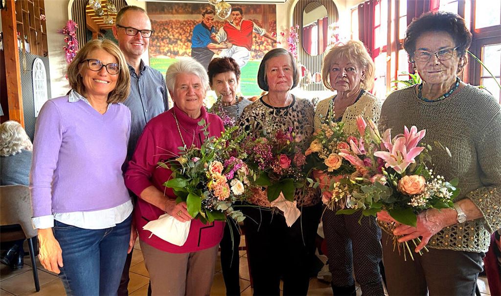 Sigrid Common (v.li.) und Christoph Zastrow mit den verdienten Mitarbeiterinnen Marie-Luise Berger, Waltraud Scherzinger, Angela Viereckel, Ursula Burger und Erika Müller. Fotos: Archiv, Schüller