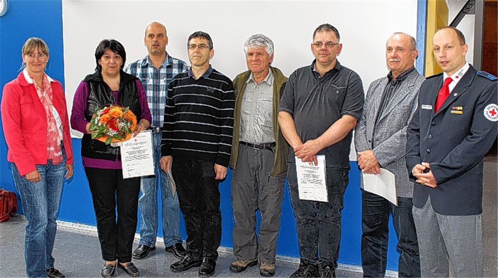 Sigrid Hornauer (li.) und Markus Mannus (re.) ehren die Blutspender für ihren Beitrag.
