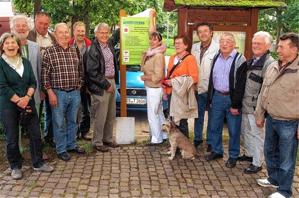 Sigrid Hornauer und Reinhold Roller enthüllten mit Vertretern des Odenwaldklubs und des Albvereins die neue Wandertafel. Foto: Fotomoment