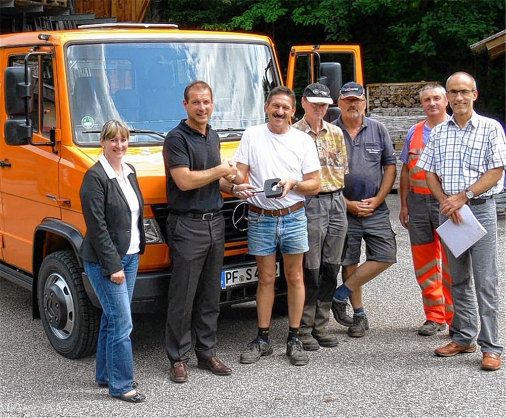 Sigrid Hornauer (v.li.), Axel Hagenmeier (Firma S+G Karlsruhe), Bauhofleiter Oskar Hagenbucher, das Bauhof-Team Wilfried Unden, Karl-Heinz Kornherr und Edwin Schneider sowie Kämmerer Reiner Müller.