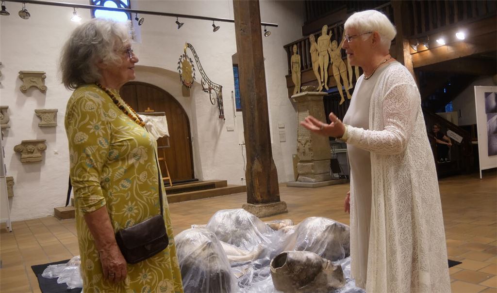Sigrid K. Baumgärtner (li.) und Petra Herrmann wollen mit ihrer gemeinsamen Ausstellung dazu inspirieren, im Grenzland den Dialog zu suchen. Foto: Friedrich