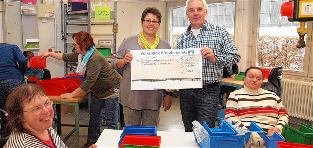 Sigurd Schütz und Elke Modler von der Lebenshilfewerkstatt mit dem Spendenscheck. Foto: Appich