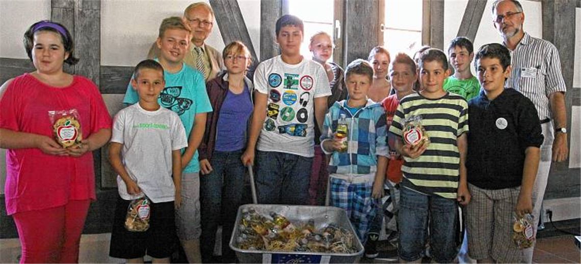 Silahopp-Schüler bekommen von Landrat Karl Röckinger (4. v. li.) eine Schubkarre mit Erfrischungen als Anerkennung für ihre Arbeit bei der Pflege des Hilsenbeuer Tals. Foto: Goertz