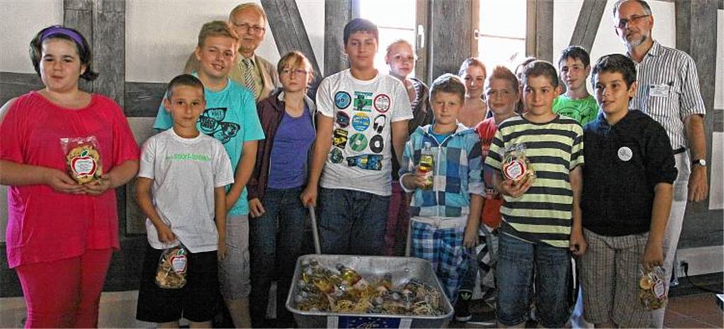 Silahopp-Schüler bekommen von Landrat Karl Röckinger (4. v. li.) eine Schubkarre mit Erfrischungen als Anerkennung für ihre Arbeit bei der Pflege des Hilsenbeuer Tals. Foto: Goertz