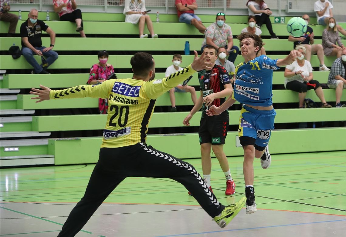 Nur kurz an der Sensation geschnuppert Silas Schneider schließt hier für die SG Pforzheim/Eutingen einen Angriff ab. Rubner