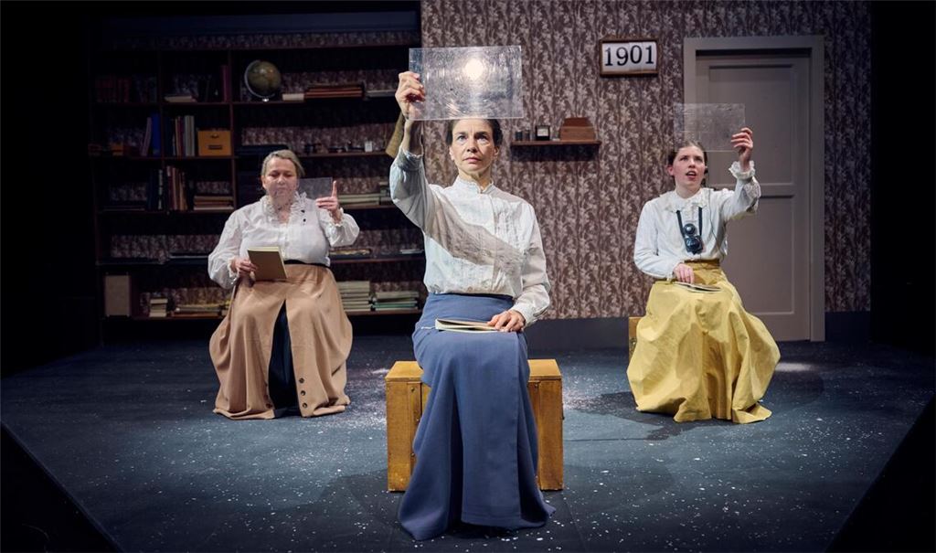 „Silent Sky“: Leslie Roehm (Williamina Fleming; v.li.), Nika Wanderer als Annie Cannon und Tabea Mewis in der Rolle der Henrietta Leavitt. Foto: Theater Pforzheim/Martin Sigmund