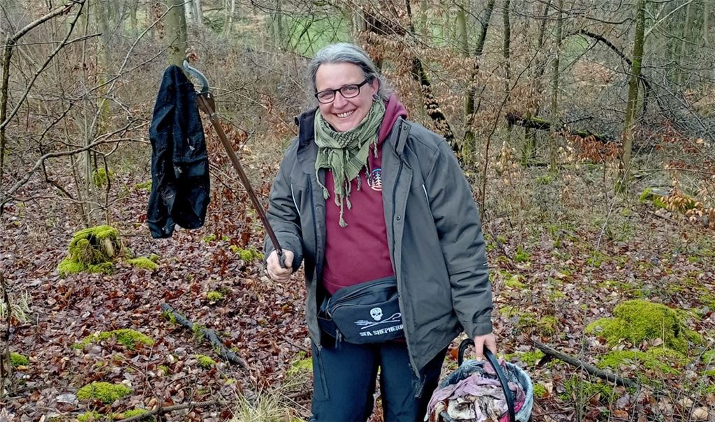 Silke Güntner hat ein Wäschestück in der Zange, die gute Dienste beim Müllsammeln leistet.