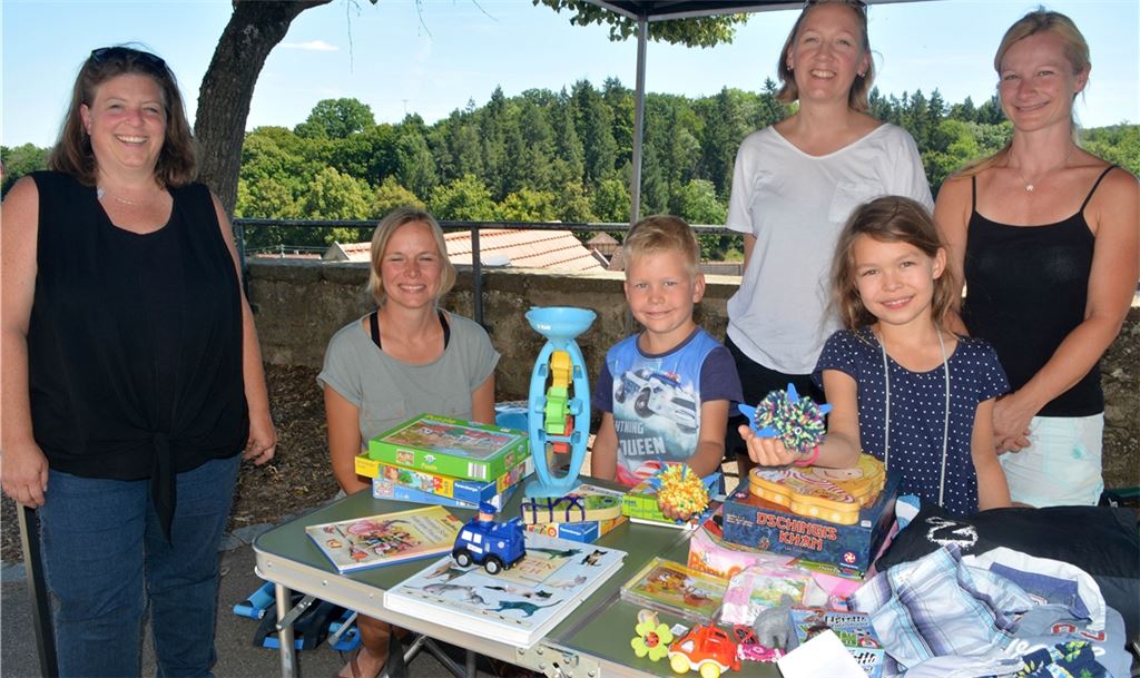 Silke Hansen (v.li.) freut sich über die vielen Teilnehmer bei der Aktion „Glabbich räumt auf“ wie hier Sabrina Schöttle, Ines Stumpf und Annett Baier sowie Nick und Nora (im Vordergrund). Foto: Stahlfeld