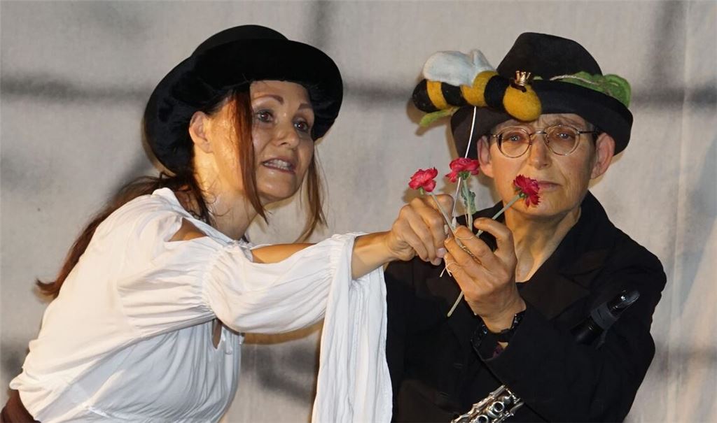 Silke Karl (li.) und die Klarinettistin Ute Münch regen in dem Kindertheaterstück „Die Bienenkönigin“ die Fantasie des Publikums an. Foto: Dr. Bastian