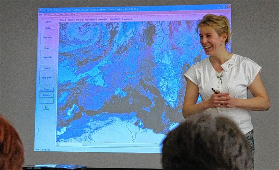 Silke Rausch zeigt am Treffpunkt Baden-Württemberg auf der Gartenschau Livebilder von der Erde aus dem All.