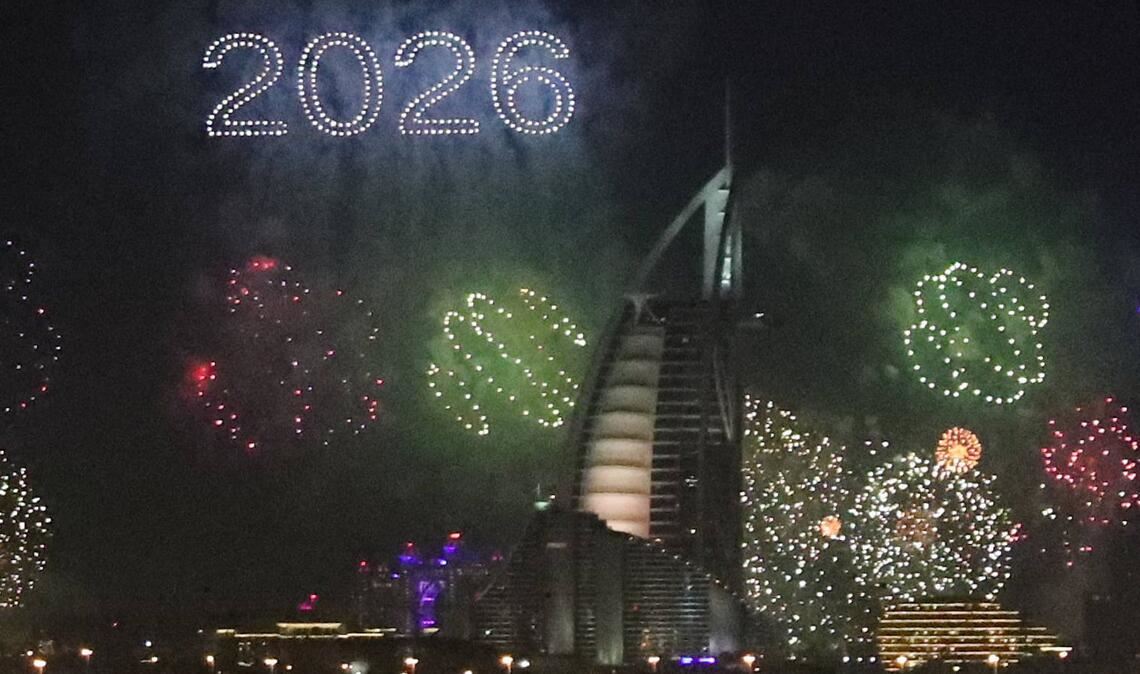 Silvester am Burj Al Arab: Da war die Luxus-Welt der Schönen und Reichen in Dubai noch in Ordnung. Drei Monate später beginnt sie plötzlih zu wanken. Denn: Es herrscht Krieg.