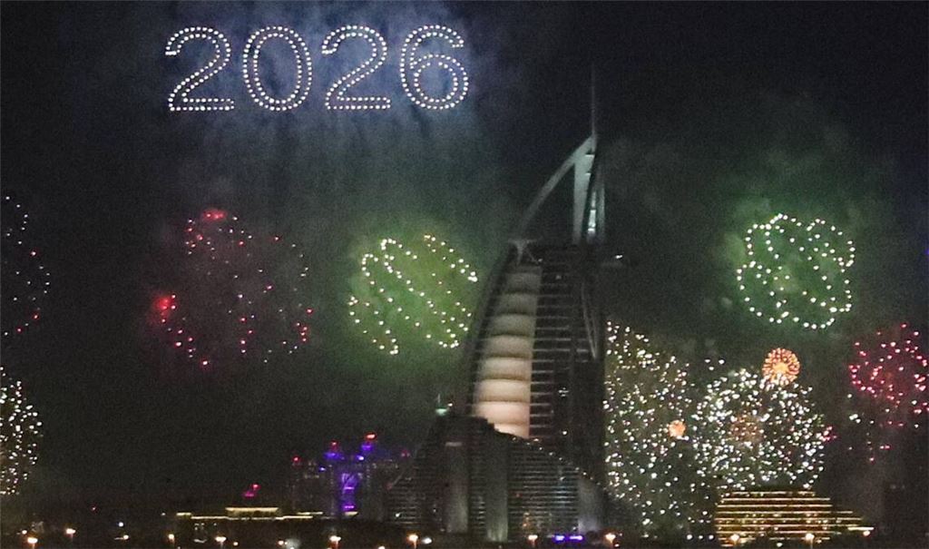 Silvester am Burj Al Arab: Da war die Luxus-Welt der Schönen und Reichen in Dubai noch in Ordnung. Drei Monate später beginnt sie plötzlih zu wanken. Denn: Es herrscht Krieg.