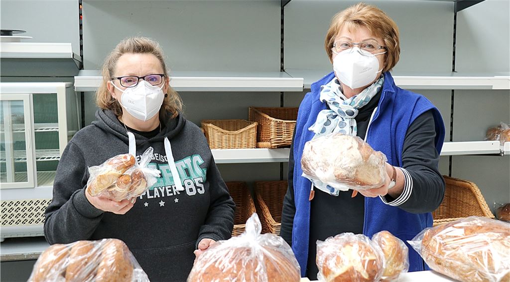 Silvia Brennecke (li.) und Ursula Hüttel, Mitarbeiterinnen im Tafelladen, haben noch gespendete Backwaren im Angebot. Andere Produkte werden dagegen bereits knapp. Foto: Wewoda