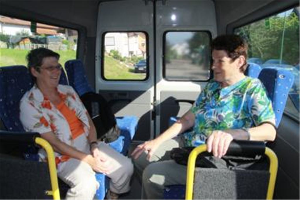 Silvia Wieser (li.) und Edith Pfeiffer freuen sich über das neue Busangebot in Wiernsheim. Foto: Franz