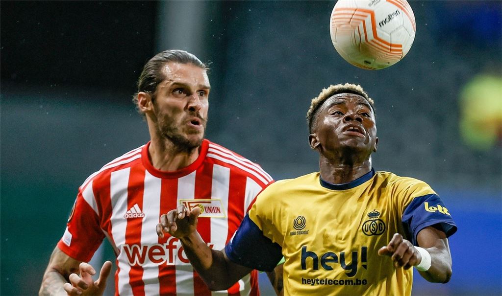 Simon Adingra (r) von Union SG kämpft um den Ball gegen Christopher Trimmel von Union Berlin.