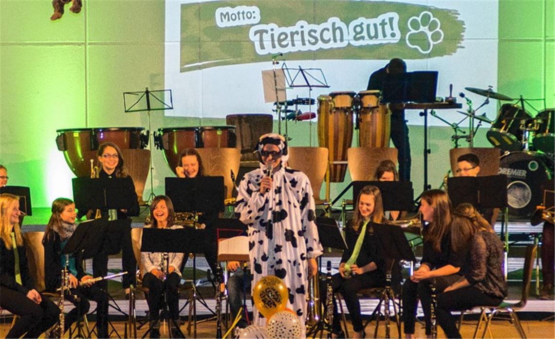 Simon Bechthold moderiert im Kuh-Kostüm. Die Zuschauer haben ihren Spaß. Fotos: Rohn