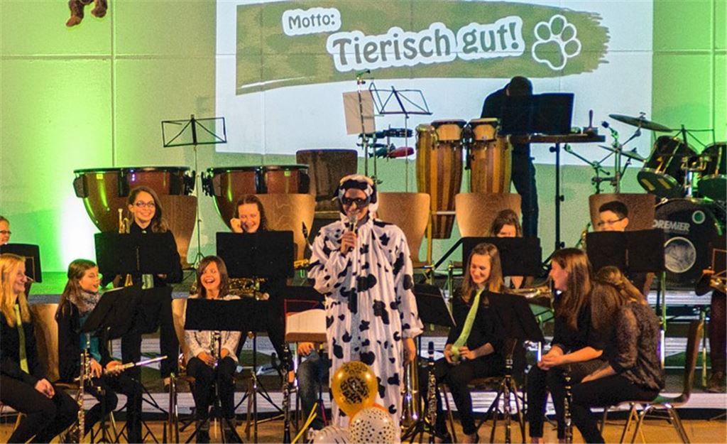 Simon Bechthold moderiert im Kuh-Kostüm. Die Zuschauer haben ihren Spaß. Fotos: Rohn
