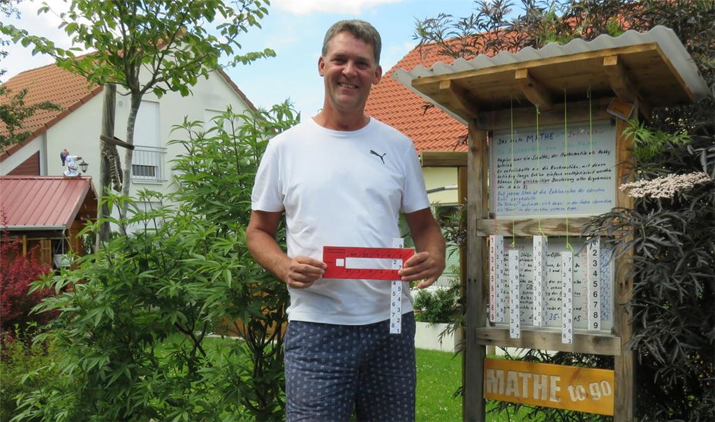 Simon Deckert zeigt derzeit an seinem „Mathe to go“-Stand in Schmie eine Rechenmethode des Schotten John Napier. Weitere Angebote sollen folgen. Fotos: Becker