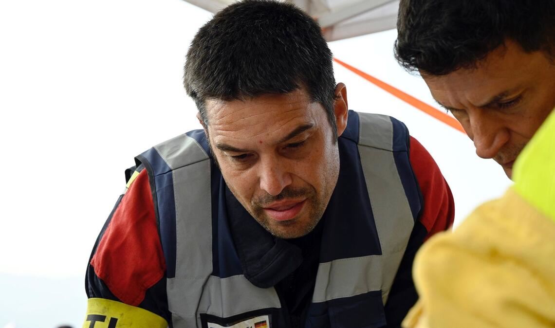 Tränen zum Abschied: Deutsche Feuerwehrleute auf Heimreise Simon Friz (links), Teamleiter der insgesamt 67 Feuerwehrleute aus Bonn, Düsseldorf und Celle, die bei der Bekämpfung schwerer Waldbrände in Spanien geholfen haben, bei einer Einsatzbesprechung. Für die Deutschen ging es auch darum, das Wissen ihrer südeuropäischen Kollegen mit nach Deutschland zu nehmen. (Archivbild)