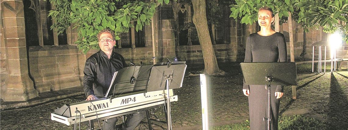 Simon Gräber und Karline Cirule sorgen unter freiem Himmel im Kreuzganggarten für einen nicht alltäglichen Kunstgenuss. Foto: Schallhorn