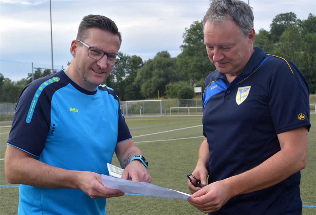 Simon Roller (li.) trainiert nun schon seit Oktober 2016 die erste Mannschaft des TSV Phönix Lomersheim, also in der fünften Saison. Im Sommer bekam er Verstärkung von Bernd Common, der für die zweite Garde zuständig ist. Beide bleiben auch in der Spielzeit 2021/22 an Bord.Archivfoto: Stahlfeld