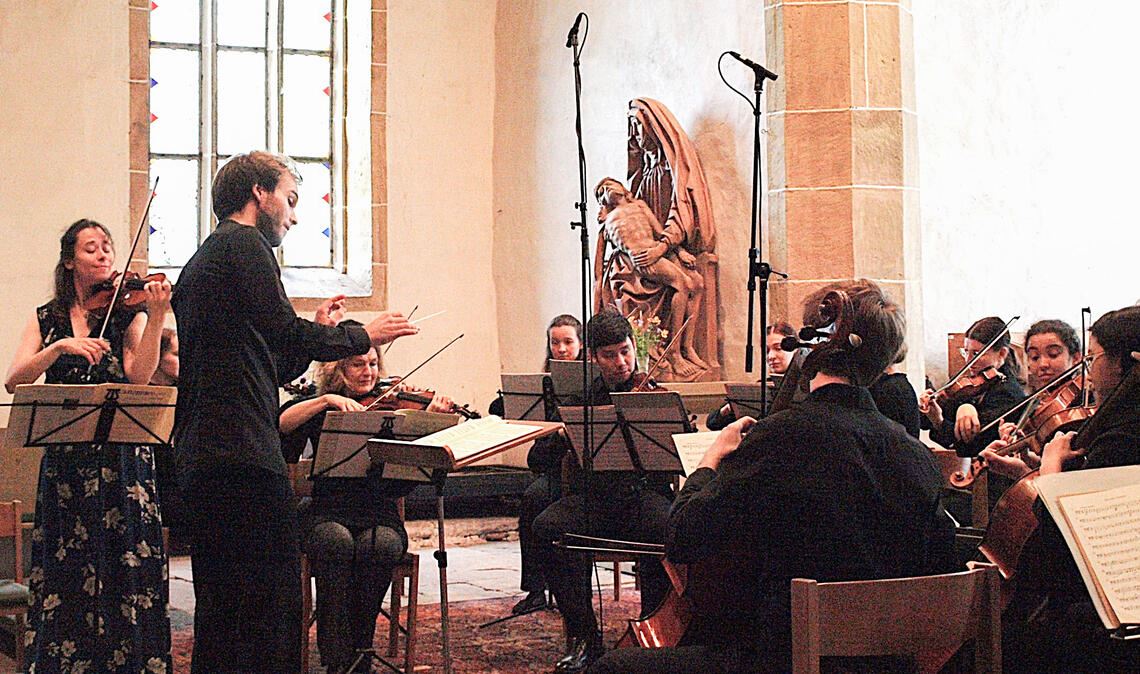 Simon Wallinger dirigiert die „Sueddeutsche Kammersinfonie“. Foto: Filitz