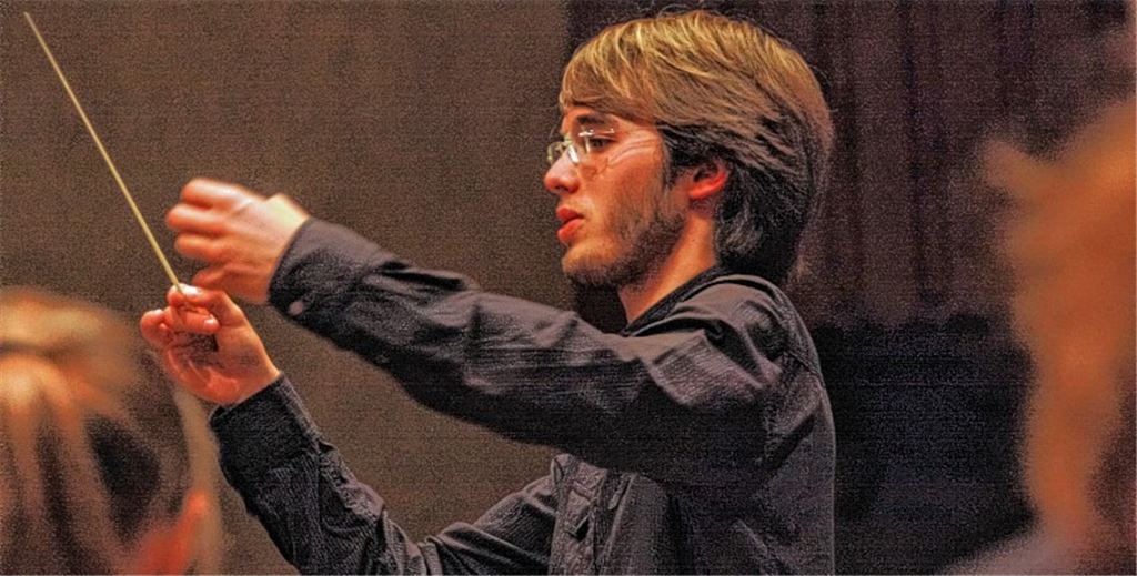 Simon Wallinger hat als Musiker ein breites Portfolio: Als Dirigent, Komponist, Pianist und Kontrabassist tritt er in Erscheinung.