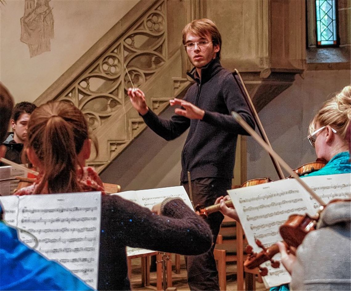 Simon Wallinger leitet das Podium-Orchester.
