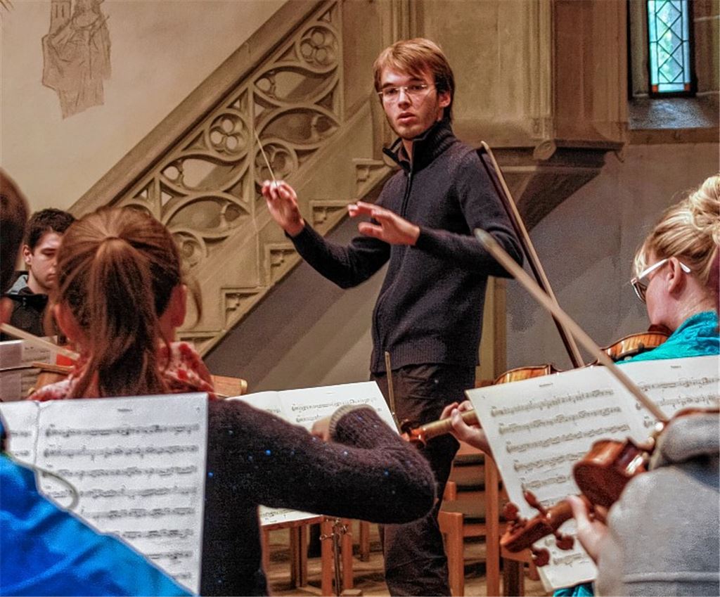 Simon Wallinger leitet das Podium-Orchester.
