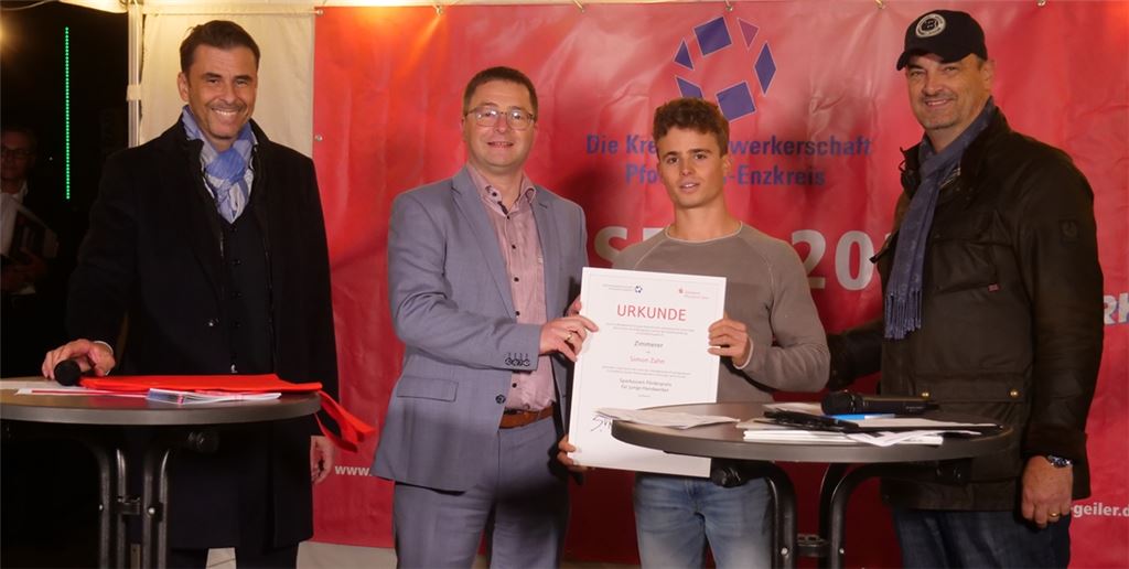 Simon Zahn (2.v.re.) hat am besten abgeschnitten. Im Beisein von Kreishandwerksmeister Frank Herrmann (li.) und Matthias Morlock, Geschäftsführer der Kreishandwerkerschaft (re.), erhält er von Sparkassen-Vorstand Georg Stickel einen Förderpreis.Foto: Friedrich