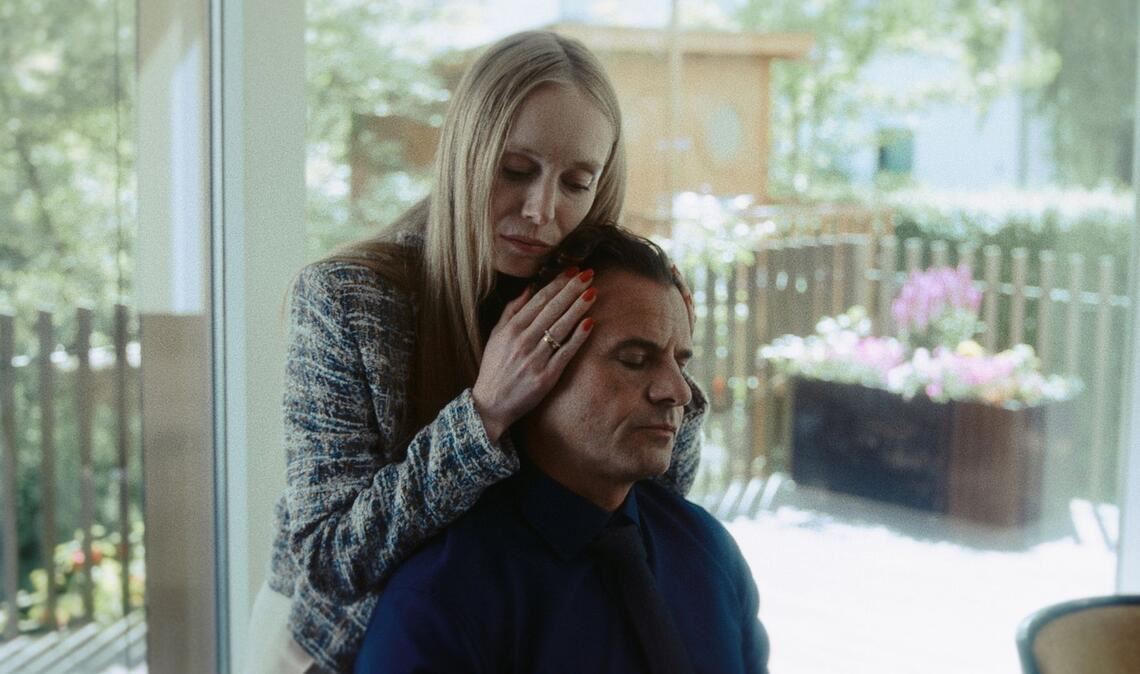 Simone Böttcher (Katharina Heyer ) tröstet ihren Mann Steffen (Stephan Luca), der vor einem Untersuchungsausschuss Rede und Antwort stehen muss.