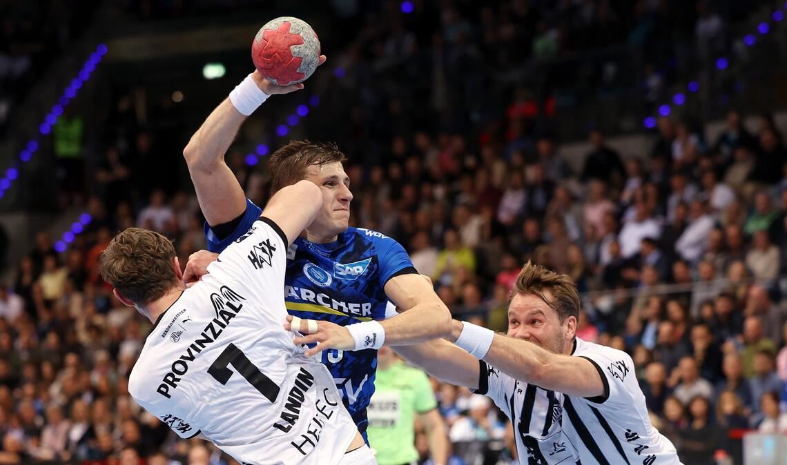 Simone Mengon versucht sich gegen die THW-Abwehr durchzusetzen.