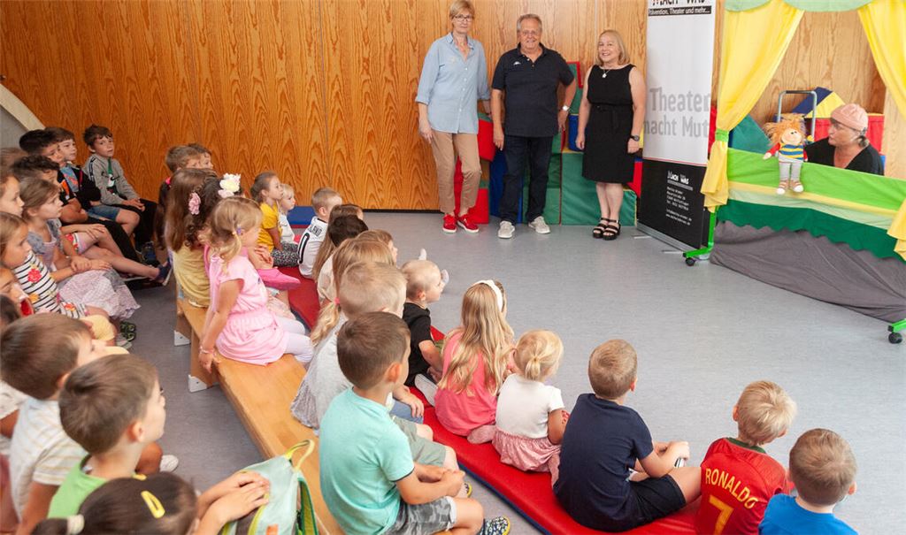 Simone Mühling, Werner Henle und Andrea Zebrowski (hinten v.li.) verfolgen das „Mach Was“-Theater von Monika Wieder. Foto: Fotomoment