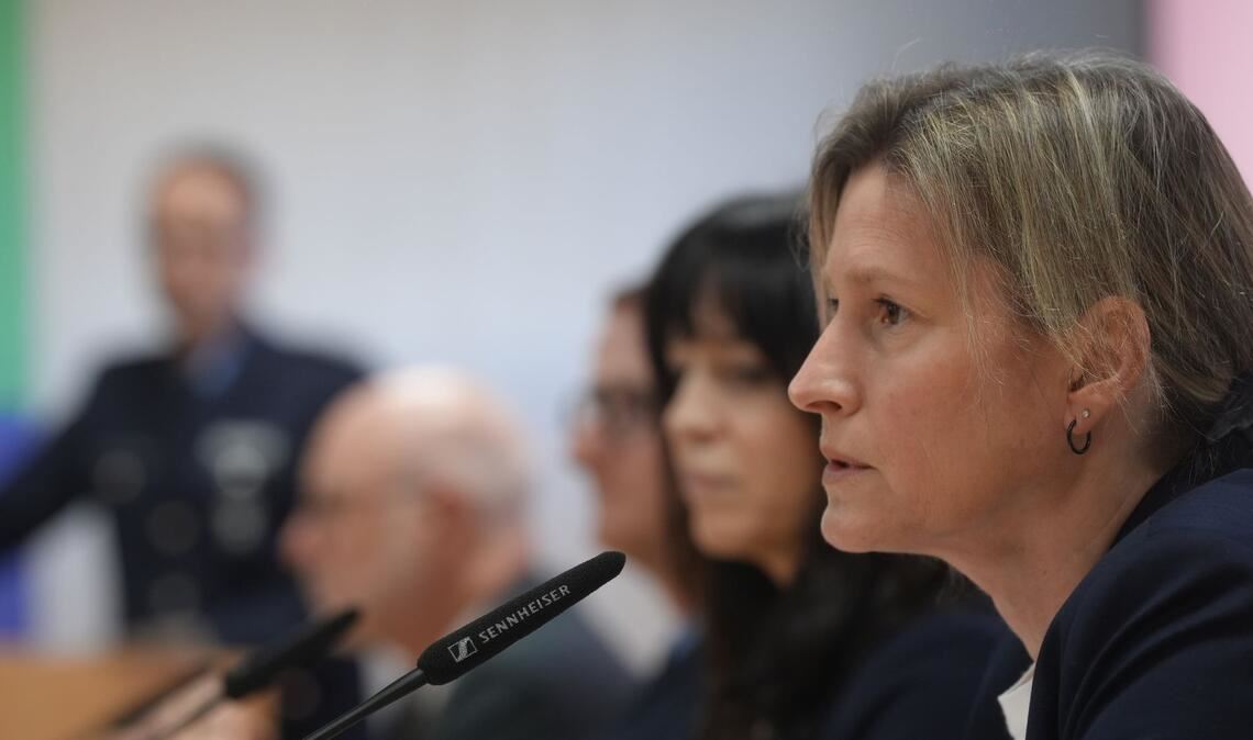 Simone Roeder von der Kripo Koblenz spricht bei der Pressekonferenz über die Ermittlungen.