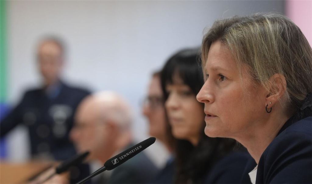 Simone Roeder von der Kripo Koblenz spricht bei der Pressekonferenz über die Ermittlungen.