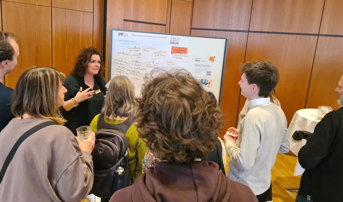 Simone Rothfuß, Büroleiterin von Pforzheims Bürgermeister Tobias Volle, betreut eine thematische Pinwand, auf der die Ergebnisse der Bürgerbeteiligung für Bewerbung einer zweiten Landesgartenschau in Pforzheim zusammengetragen werden. Foto: Metzbaur