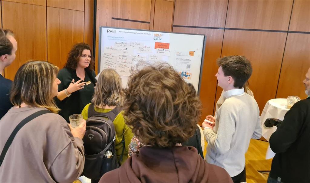 Simone Rothfuß, Büroleiterin von Pforzheims Bürgermeister Tobias Volle, betreut eine thematische Pinwand, auf der die Ergebnisse der Bürgerbeteiligung für Bewerbung einer zweiten Landesgartenschau in Pforzheim zusammengetragen werden. Foto: Metzbaur