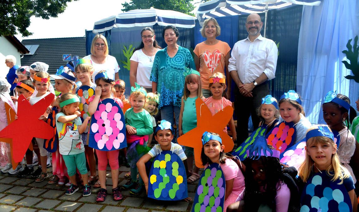 Simone Specht (v.li.), Kata Koeters, Gabriele Higer, Sandra Sailer und Armin Dauner feiern mit den Kindern das 25-jährige Bestehen des Integrativen Kinderhauses. Foto: Stahlfeld