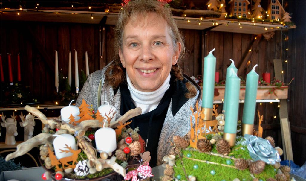 Simone Troike und ihr Stand auf dem Mühlacker Weihnachtsmarkt. Dort bietet sie seit 2018 unterschiedliche Bastelarbeiten an. Fotos: Stahlfeld