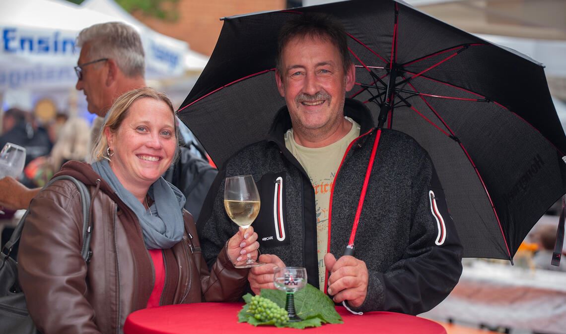 Simone Weihing und Uwe Klein aus Horrheim gehören zu den Besuchern des Weinfests in Mühlacker. Foto: Fotomoment
