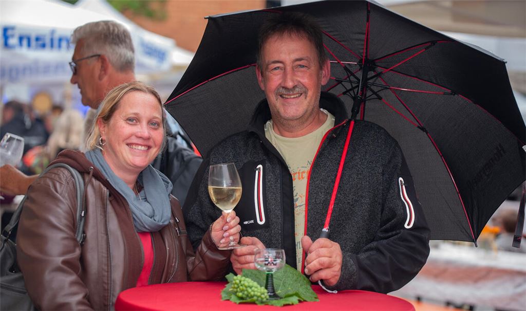 Simone Weihing und Uwe Klein aus Horrheim gehören zu den Besuchern des Weinfests in Mühlacker. Foto: Fotomoment
