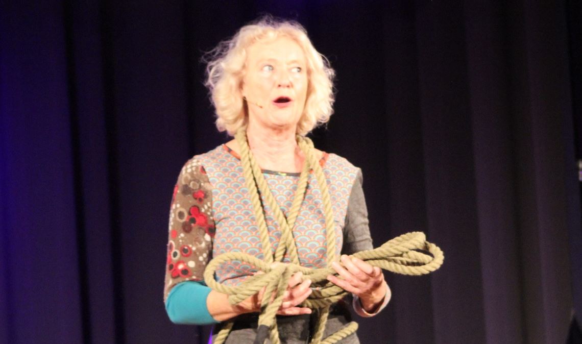 Simple Requisiten reichen Gilla Cremer, um Szenen zu entwerfen. Foto: Gießler