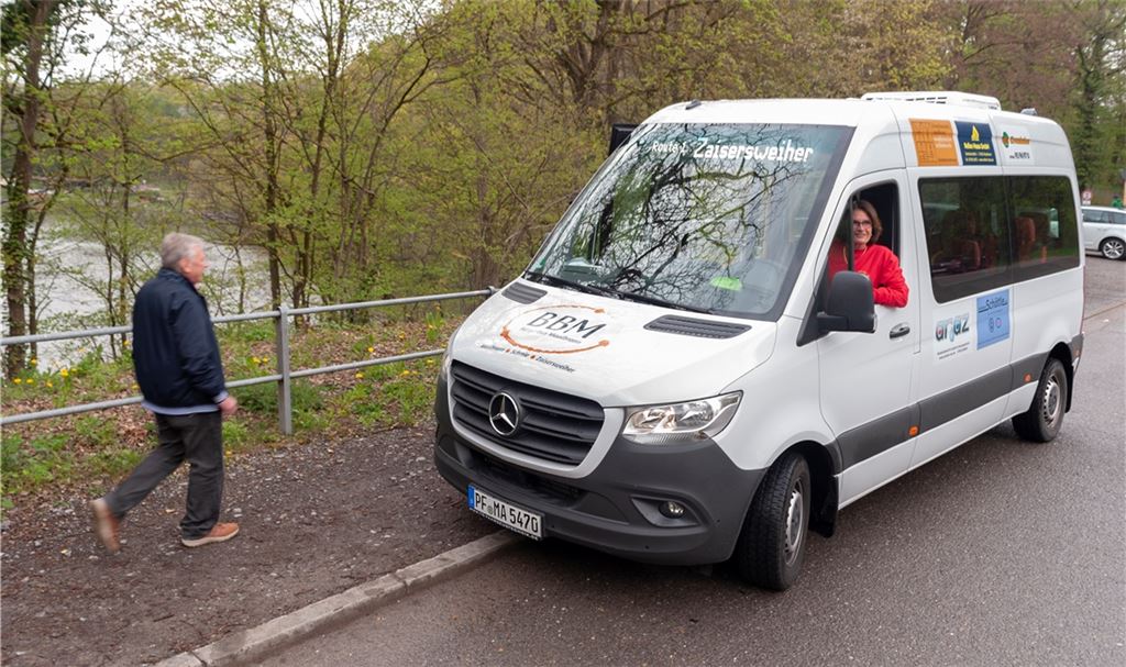 Simulation, die bald Wirklichkeit werden könnte: Bürgerbusvereinschef Heinz Kammer läuft zum geplanten neuen Haltepunkt am Tiefen See, an dem Karin Ehlers mit dem Bus auf ihn wartet. Die Vereinsmitglieder feilen derzeit an weiteren Optimierungen des Fahrplans. Foto: Fotomoment