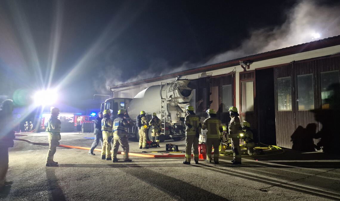 Simuliert wird ein Feuer im Gebäude auf dem Gelände des Transportbetonwerks an der Industriestraße. Der Zugang ist durch einen geparkten Laster erschwert. Fotos: Friedrich