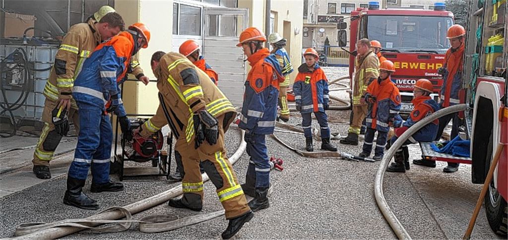 Simulierte Gefahrensituationen: Der Feuerwehrnachwuchs probt den Ernstfall.