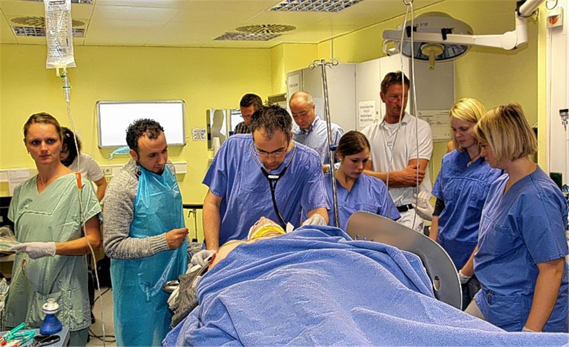Simulierter Ernstfall: Das Krankenhauspersonal übt den Einsatz im Schockraum. Foto: Rieger