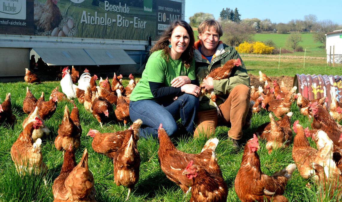 Sina und Thomas Aichele arbeiten auf ihrem Bauernhof nach den Bioland-Richtlinien. Fotos: Stahlfeld