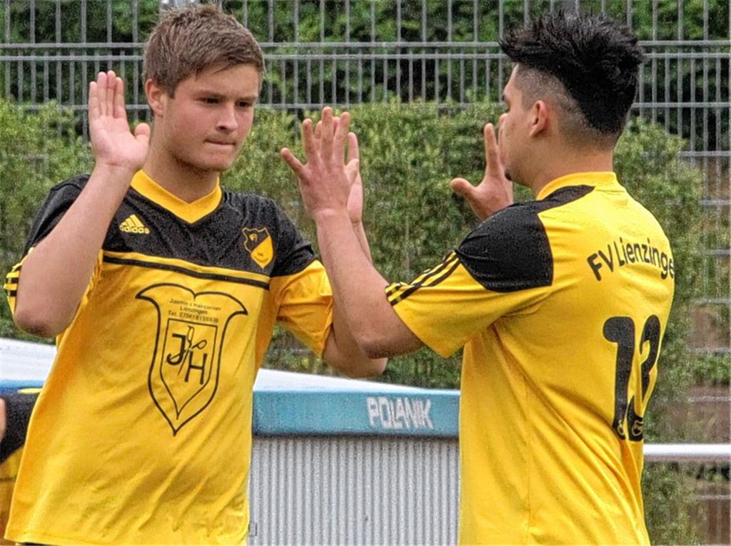 Sinan Madenci gratuliert Daniel Grässle (li.) zu dessen Strafstoßtreffer, der dem FV Lienzingen aber nicht zum Punktgewinn in Niefern reicht.