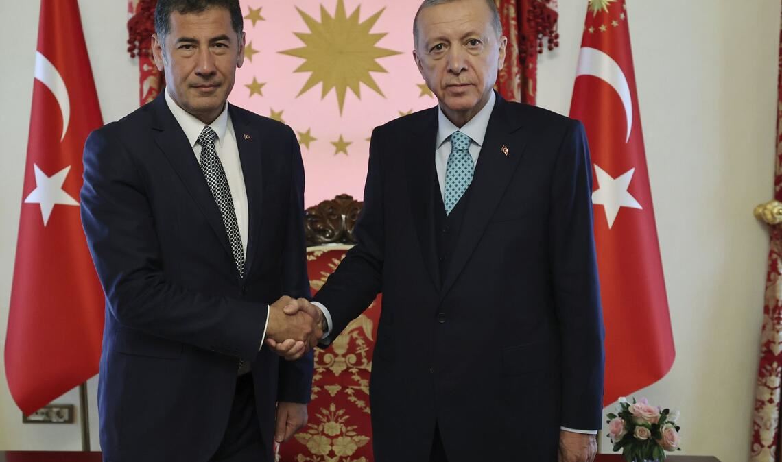 Sinan Ogan (links) wird bei der Stichwahl Staatschef Recep Tayyip Erdogan unterstützen (Archivbild).